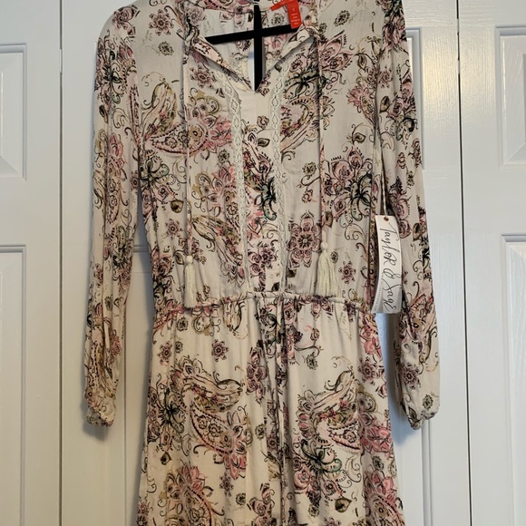 Spring/ Summer floral Romper - Picture 7 of 7